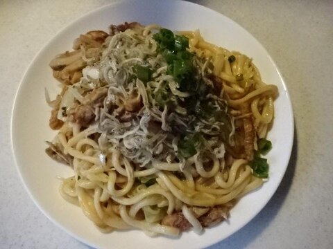 揚げかまぼこと豚小間の焼うどんちりめんかけ